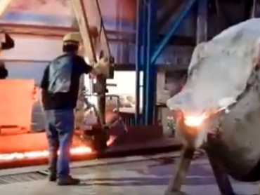 Daudzfunkcionālais liešanas manipulators cepeškrāsns priekšā, kas piemērojams liešanas rūpniecībai